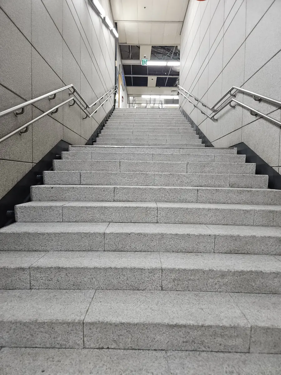 지하철역 화강석 돌계단 논슬립 시공 후, 미끄럼방지 처리된 디딤판