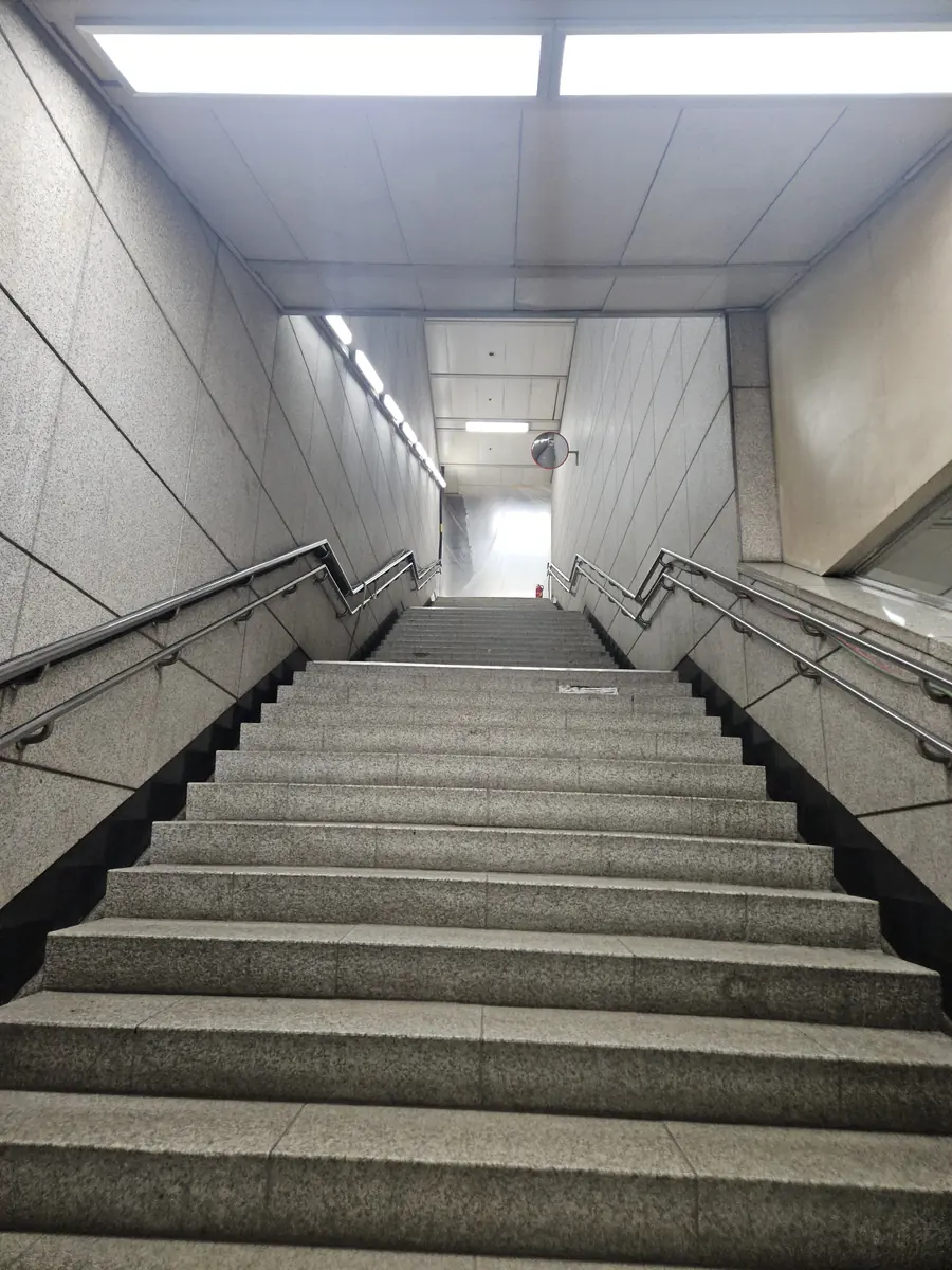 지하철역 화강석 돌계단 시공 전, 광택으로 미끄러운 디딤판